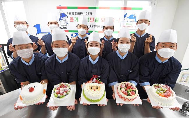 해군교육사령부 기술행정학교 조리초급반 127기 부사관들이 21일 조리실습장에서 실습을 통해 직접 만든 케이크를 들고 기념 촬영을 하고 있다.  사진 제공=홍석진 하사