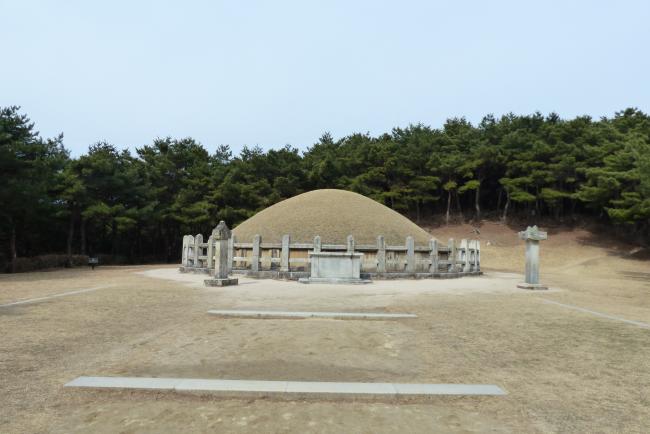 경북 경주시 송화산록에 있는 흥무대왕(추봉) 김유신 묘. 신라 귀족 묘 중 최대 규모로 사적 제21호다.  필자 제공