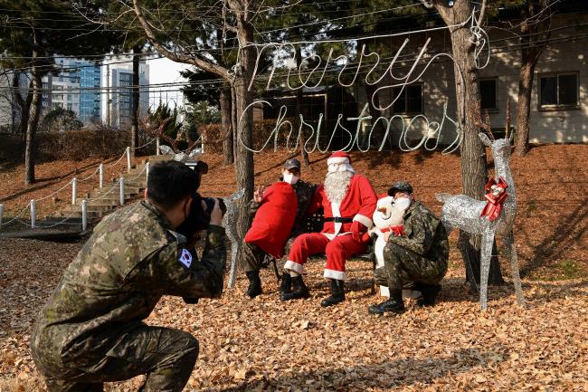 공군3방공유도탄여단이 크리스마스를 맞아 진행한 장병 격려활동에서 장병들이 부서별 사진 촬영 이벤트에 참여하고 있다.  사진 제공=한승호 일병