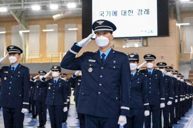30일 공군교육사령부에서 열린 238기 공군 부사관 후보생 임관식에서 신임 하사들이 경례하고 있다. 부대 제공