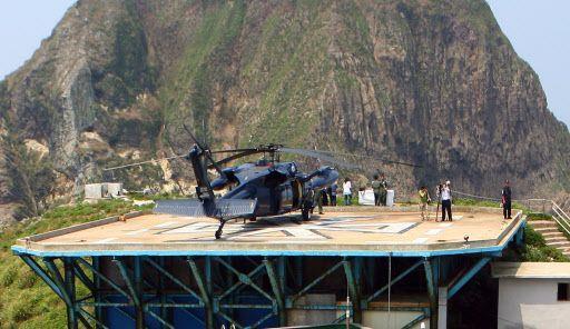 ‘황소’를 애칭으로 쓰는 해병대1사단 공병대대가 독도 헬기장 건설을 위해 물자 운반 지원 임무를 수행하는 모습. 부대 제공 
