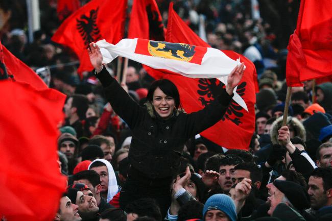 2008년 2월 17일 프리스티나에서 알바니아 여성이 코소보의 독립 선언을 축하하며 깃발을 흔들고 있다. 코소보 의회는 이날 독립을 선포했다. 
 사진=gettyimages