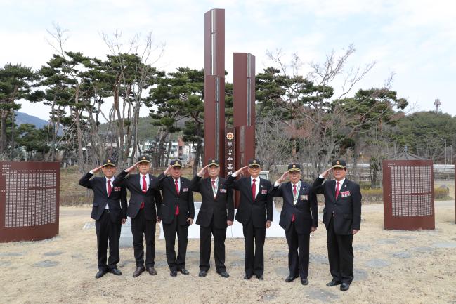 국가보훈처는 올해 나라를 위해 헌신한 국가유공자들을 위한 국가의 무한 책임을 이행하기 위해 다양한 정책을 시행할 방침이다. 사진은 지난해 3월 대전보훈회관을 찾은 6·25전쟁 참전용사들이 경례하고 있는 모습.  
 조종원 기자