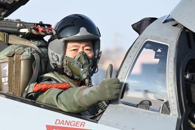 공군10전투비행단을 방문한 김준식 공군작전사령관이 F-4E 항공기에 탑승해 지휘비행을 하고 있다. 사진 제공=김진호 준위