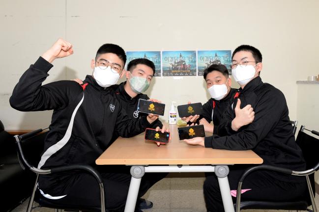 공군방공관제사령부가 주최한 모바일 e-스포츠 대회에 참가한 장병들이 생활관에서 포즈를 취하고 있다.  부대 제공