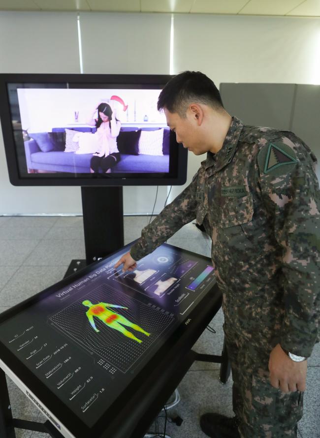 육군군수사령부 장병이 인체정보 빅데이터 플랫폼을 활용한 헬스케어 서비스를 테스트하는 모습. 
