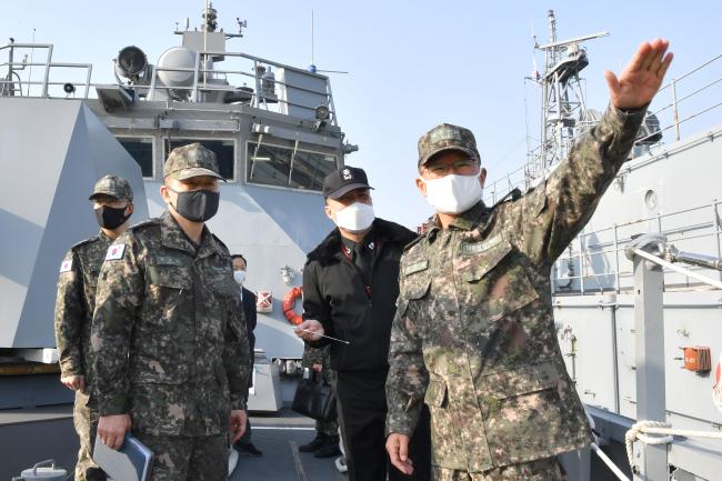 부석종(오른쪽) 해군참모총장이 14일 해군3함대 전병익함을 찾아 작전 현황을 보고받은 뒤 완벽한 작전대비태세 확립을 강조하고 있다.  해군 제공