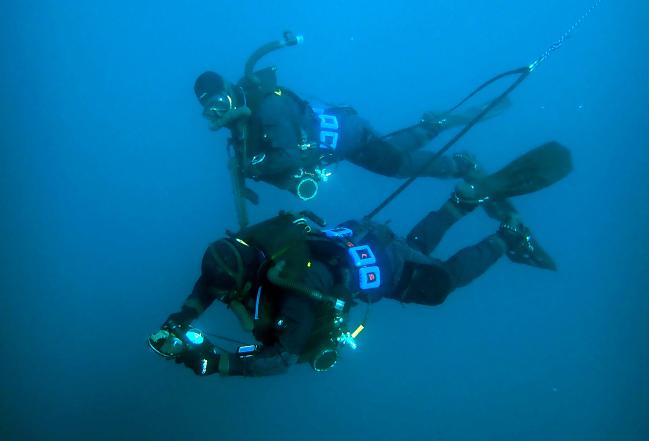 육군특수전학교 해상 교관들이 13일 동해상에서 해상 작전 교리 발전과 임무 수행 역량을 강화하기 위한 전투실험의 하나로 수중 훈련을 하고 있다. 한재호 기자
