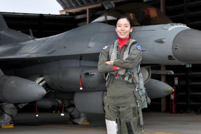 여군 최초로 ‘전술무기교관’ 자격을 획득한 공군 39정찰비행단 159전투정찰비행대대 소속 김선옥 소령(진)이 주기종인 F-16 전투기 앞에서 포즈를 취하고 있다. 공군 제공 