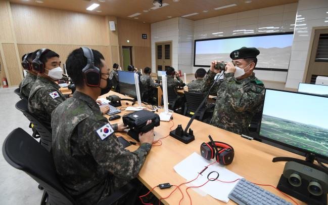 이기성(소장·맨 오른쪽) 육군보병학교장이 합동 화력 시뮬레이터 훈련장에서 시스템 운용 현황을 점검하고 있다. 보병학교는 미래 전장을 주도하는 보병 장교 육성을 목표로 합동 화력 시뮬레이터 훈련장을 신축하고, 올해 최초로 합동 화력 시뮬레이터 교육 과정을 도입했다.