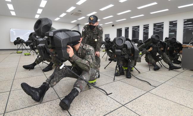 육군보병학교 교관·조교들이 보병용 중거리 유도무기 ‘현궁’ 시뮬레이터 훈련장에서 신임 장교 지휘참모과정 교육을 앞두고 시스템을 확인하고 있다.