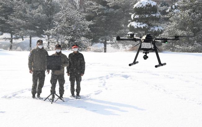 육군보병학교 드론교육센터 교관들이 교육생 전술훈련 지원을 위해 중형 감시정찰 드론의 성능을 테스트하고 있다. 중형 감시정찰 드론은 열화상 및 적외선 촬영 등이 가능하다.