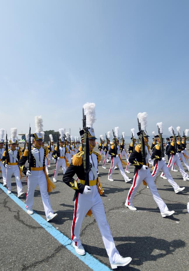 해군사관학교 생도들이 충무의식 중 절도 있는 분열을 펼쳐 보이고 있다.   국방일보 DB