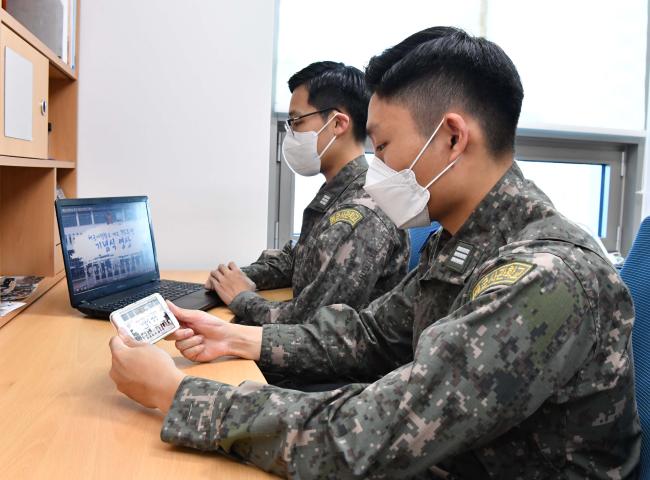 해군사관생도들이 17일 코로나19 방역수칙을 준수한 가운데 해군사관학교 유튜브에 업로드된 개교 75주년 랜선 기념식 영상을 시청하고 있다.   부대 제공