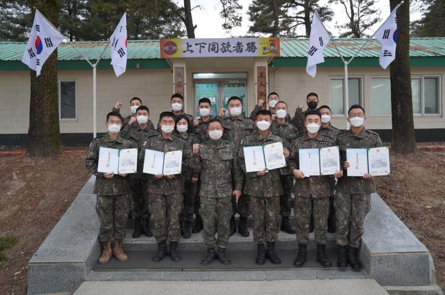 육군6사단 포병여단이 지난 15일 개최한 ‘코로나 블루 극복 UCC 콘테스트’ 시상식 후 최우수상을 받은 장병들이 안지훈(대령·앞줄 왼쪽 셋째) 포병여단장과 기념사진을 찍고 있다.  부대 제공