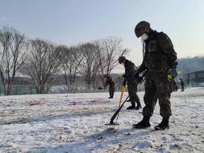 육군1공병여단 동계 집중교육훈련에 참가한 소대장들이  간편조립교 구축절차 및 지뢰탐지기 운용을 숙달하고 있다.  사진 제공=유용환 일병