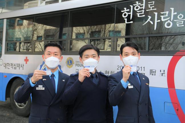 코로나19로 인한 혈액 수급 위기 극복을 위해 헌혈한 공군교육사령부 예하 한국항공대 학군단 학군사관후보생들이 헌혈증서를 들어보이고 있다.  사진 제공=항공대 학군단