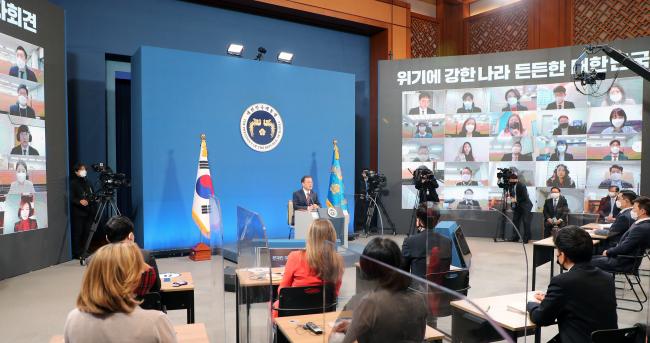 문재인 대통령이 18일 청와대 춘추관에서 열린 신년 기자회견에서 기자의 질문에 답하고 있다.  연합뉴스 