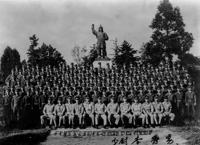 1963년 학군 1기 출신들이 임관 후 당시 광주 육군보병학교에서 훈련을 마친 뒤 기념 촬영하고 있는 모습. 
