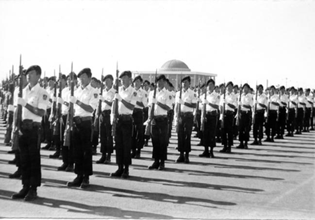 1974년 4학년 학군사관후보생들(학군 13기)이 국군의 날 시가행진을 하고 있다.
