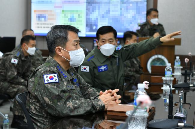 이성용(왼쪽) 공군참모총장이 19일 공군작전사령부에서 군사대비태세를 점검하며, 김준식(오른쪽) 사령관으로부터 임무현황을 보고받고 있다.  공군 제공