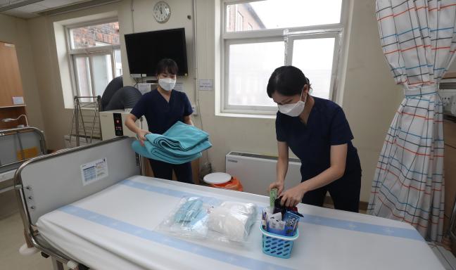 국군고양병원이 감염병 전담병원으로 전환되기 전 지난달 22일 간호장교들이 확진자가 입원할 음압병실 내부를 최종적으로 확인하고 있다.  양동욱 기자