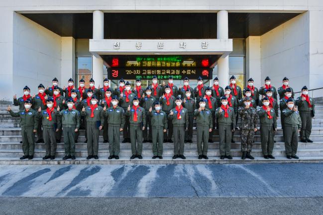 공군1전투비행단에서 진행한 ‘20-3차 고등비행교육과정 수료식’에서 신임 전투 조종사들이 기념사진을 찍고 있다. 사진 제공=전용태 상사
