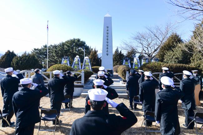 해군1함대 장병들이 19일 강원도 고성군 거진읍 당포함 전몰장병 충혼탑에서 열린 당포함 전몰장병 54주기 추모식에서 선배 전우를 향해 경례하며 동해 수호 임무 완수를 결의하고 있다.  사진 제공=강병천 상사(진)