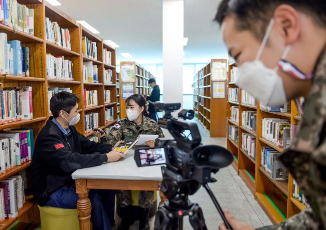 해군진해기지사령부 공보정훈실 장병들이 ‘선진독서 TV’ 제작을 위한 인터뷰와 영상 촬영을 하고 있다.
  사진 제공=김찬미 하사