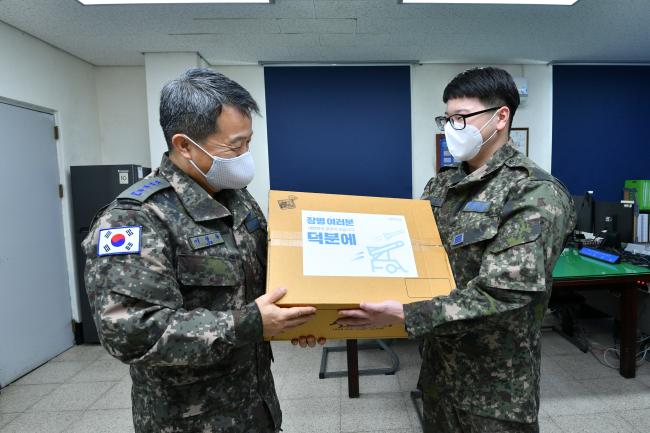 이성용(왼쪽) 공군참모총장이 20일 방공유도탄사령부 예하 8331부대를 방문해 빵을 전달하며 장병들의 노고를 격려하고 있다.  공군 제공