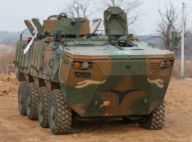 육군25사단K808 차륜형장갑차가 혹한기 훈련의 일환으로 도섭작전을 완료한 후 대기하고 있다.