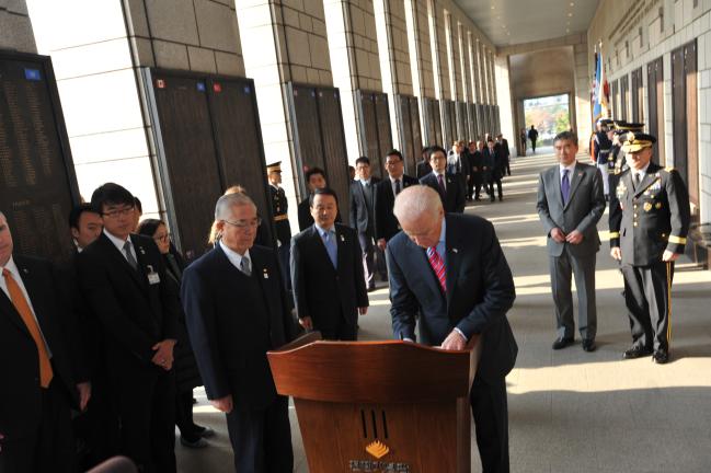 지난 2013년 12월 7일 서울 용산구 전쟁기념관을 방문한 조 바이든(앞줄 맨 오른쪽) 당시 미국 부통령이 방명록에 서명하고 있다. 앞줄 왼쪽 둘째가 필자인 선영제 전 전쟁기념사업회장.  필자 제공 
