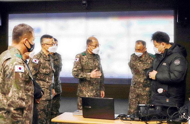 김정수(가운데) 육군2작전사령관이 21일 육군32사단 채명신장군실에서 ‘미래 해안경계작전 수행 체계 발전’ 현장 토의를 주관하고 있다. 이번 토의는 ‘스마트 국방혁신’을 현장에서 구현하고, 미래 전장을 주도하기 위해 2작전사가 추진하는 ‘스마트 무열혁신’의 하나로 추진됐다.  사진 제공=윤다경 군무주무관 