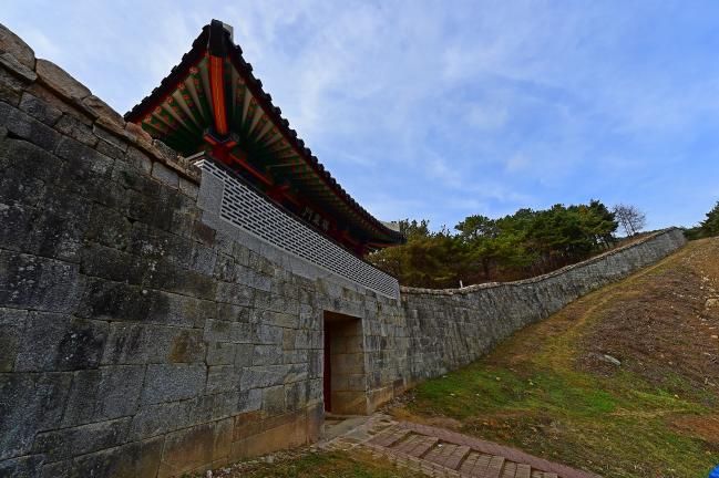 2016년 여름까지 보수공사 중이었지만 지금은 깨끗하게 복원된 동문인 진동문(鎭東門)과 외벽.
