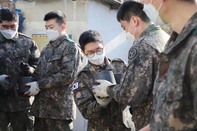 
육군37사단 장병들이 지난 21일 충북 증평군 신동리 마을에서 홀몸 어르신 가구에 사랑의 연탄을 배달하고 있다.   부대 제공
