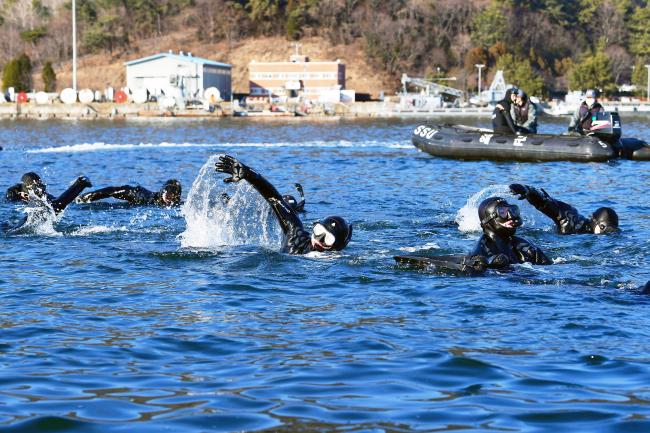 해군 해난구조전대 심해잠수사들이 지난 20일부터 22일까지 경남 창원 진해군항에서 진행한 혹한기 내한훈련에서 겨울바다를 가르며 핀마스크 수영훈련을 하고 있다.  해군 제공