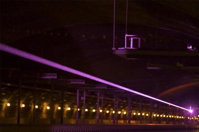 미군이 시험 발사한 레이저빔이 지난 2019년 5월 메릴랜드주 베세스다에 위치한 실험시설을 가로지르고 있다. 레이저빔은 육안으로 보이지 않으며 특수 카메라로 촬영했다.  필자 제공