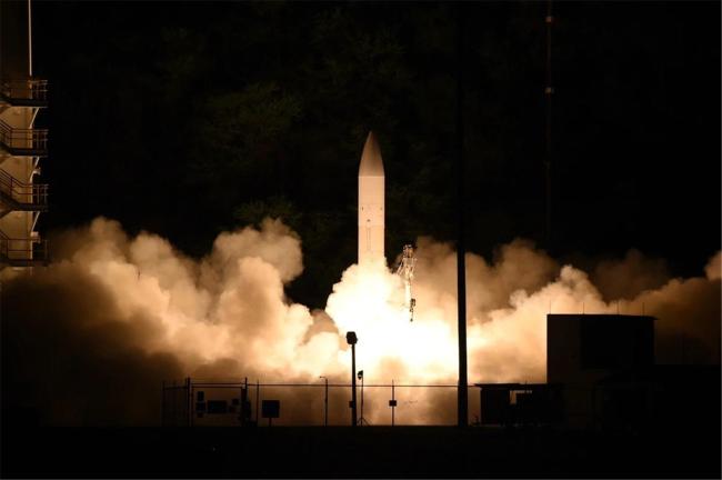 미 해군이 하와에서 실시한 극초음속 활공체 탑재 로켓의 발사 광경.  필자 제공