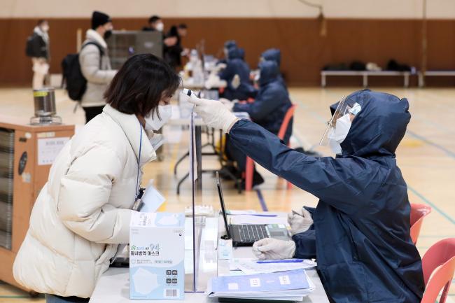   육·해·공군 사관학교들이 가입학 훈련에 속속 돌입하는 가운데 코로나19 유입을 막기 위한 노력도 이어지고 있다. 지난 22일 ‘화랑기초훈련’을 시작한 육군사관학교의 경우 가입학 등록 때 예비생도를 대상으로 건강검진, 코로나19 문진 등을 실시하고 PCR 검사 후 코호트식 격리 상태에서 화랑기초훈련 1~2주 차를 실시하고 있다. 사진은 육사 81기 예비생도들이 22일 가입학 등록에 앞서 관창체육관에서 체온 측정을 받는 모습.  한재호 기자