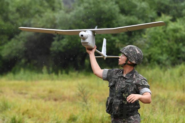 대대급 부대에서 운용하는 소형 무인항공기로 손으로 투척, 비행시킬 수 있다. 국방일보DB
