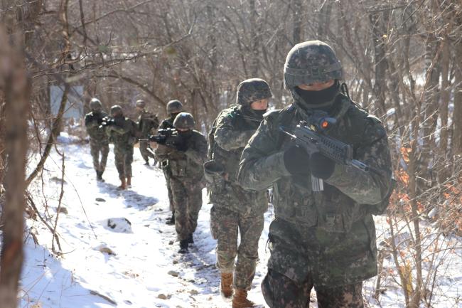 육군3군단 특공연대 장병들이 소부대 전술훈련 중 눈 덮인 산길을 이동하고 있다.  사진 제공=김주훈 대위