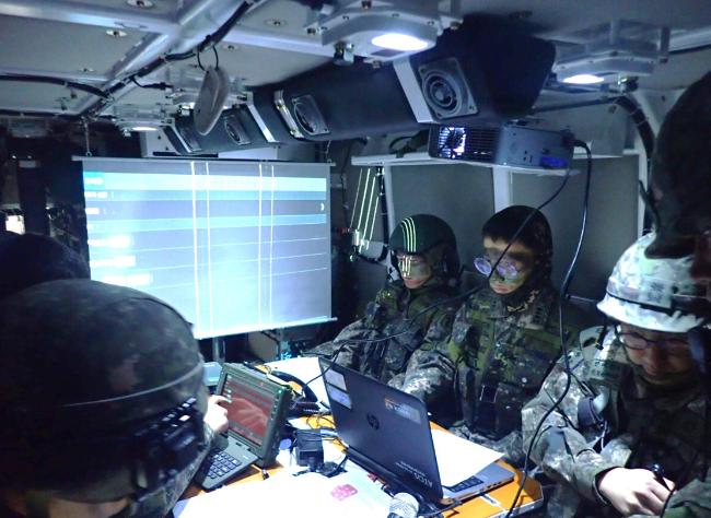 육군 장병들이 차륜형 지휘소 차량 안에서 지휘통제체계를 시험운용하고 있는 모습.  방사청 제공