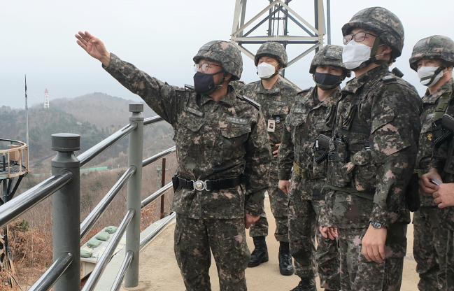 작전대비태세 현장 점검을 위해 1함대를 방문한 부석종(맨 왼쪽) 해군참모총장이 동해합동작전지원소에서 작전 현장을 둘러보고 있다.  해군 제공