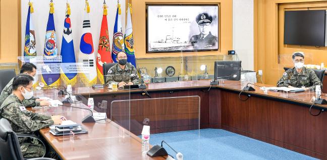 부석종 해군참모총장이 26일 해군본부에서 열린 올해 첫 지휘관 협업회의에서 각급 부대 지휘관들과 화상으로 1분기 주요 추진업무를 논의하고 있다.  해군 제공