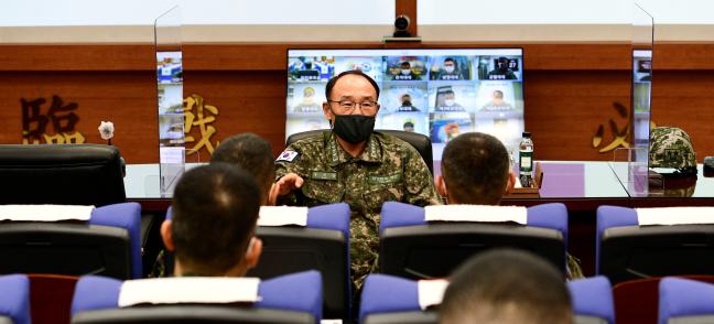 부석종 해군참모총장이 27일 해병대2사단에서 작전 현황을 보고받고 완벽한 작전대비태세를 주문하고 있다.  해군 제공