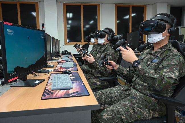 공군교육사령부 교육생들이 가상현실(VR) 장비를 활용해 항공기 식별 시뮬레이션을 실습하고 있다.  부대 제공