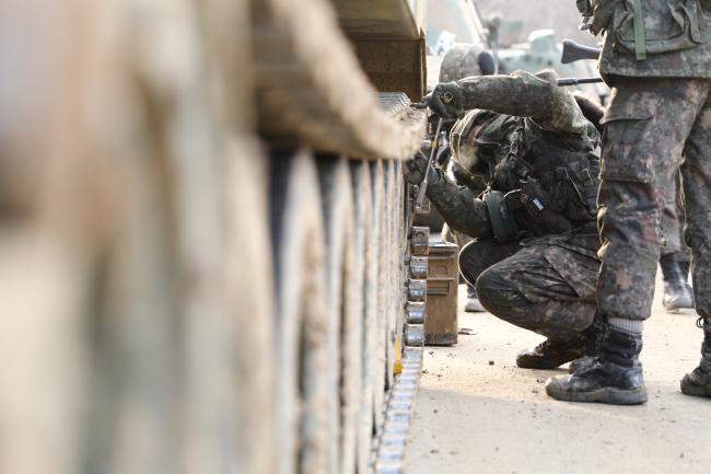 육군3기갑여단 비호포병대대 장병이 야외 전술훈련 중 기동에 앞서 방활구(防滑口)를 장착하고 있다.  사진 제공=이기창 상사
