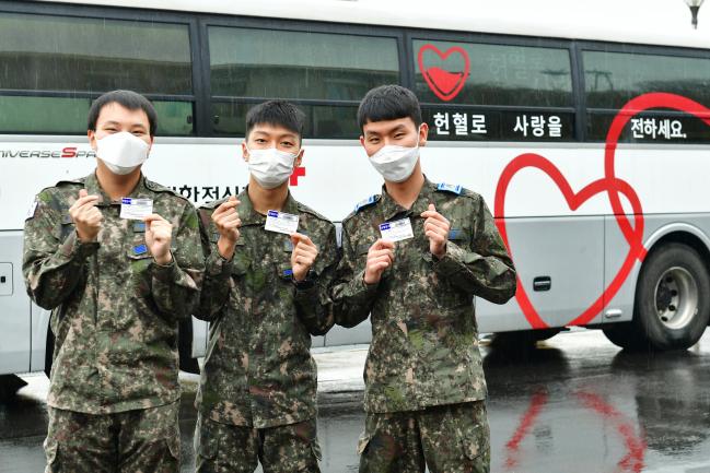 28일 공군11전투비행단 ‘사랑의 헌혈 행사’에서 장병들이 헌혈증을 인증하며 뿌듯한 마음을 표현하고 있다.  사진 제공=조신혜 중사