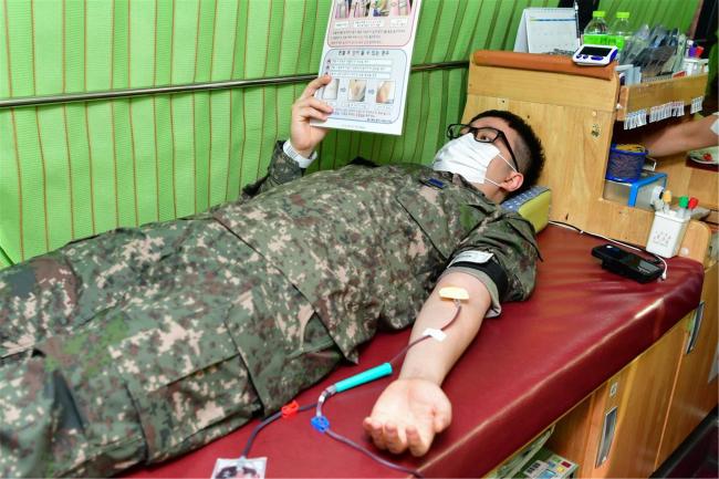  28일 공군기상단 장병이 ‘2021-1차 사랑의 헌혈 운동’에 동참하고 있다.   사진 제공=김현종 상병