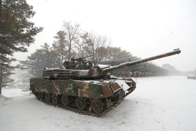 지난달 28·29일 진행된 육군9사단 전차대대 소부대 전술훈련에서 K1E1 전차가 거센 눈보라를 뚫고 가상의 적 거점을 향해 힘차게 기동하고 있다. 사진=조종원 기자